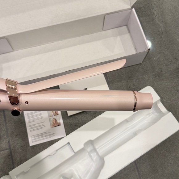 New T3 SinglePass Curl, Extra-Long Barrel Curling Iron with Ceramic Barrel - Picture 6 of 16